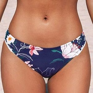 NWOT  Cupshe Navy Floral Bikini Bottoms Size Small